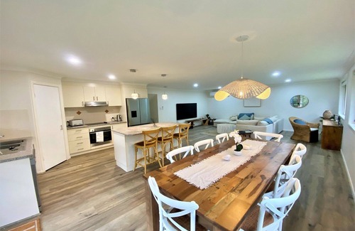 Hyland Park House | Casa De Le Selva - Beautiful split home that has a native bushland outlook.