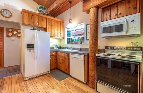 Pine Cove House | CASA de los ARBOLES! Delight & Solitude Abound in the "House of the Trees"