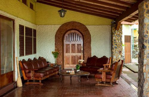 Santa Teresa House | Casa de Piedra Escazú
