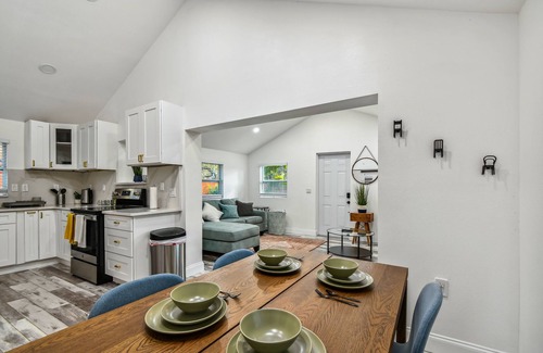 Bayou Oaks House | Casa De Sarasota Cozy, fun and discreet getaway.