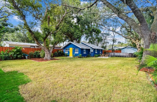 Bayou Oaks House | Casa De Sarasota Cozy, fun and discreet getaway.
