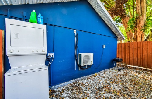 Bayou Oaks House | Casa De Sarasota Cozy, fun and discreet getaway.