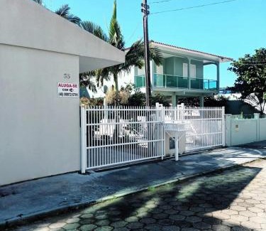 Governador Celso Ramos House | Casa de três dormitórios com piscina, 30 mt da praia