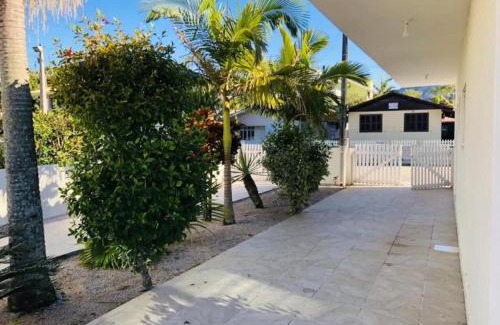 Governador Celso Ramos House | Casa de três dormitórios com piscina, 30 mt da praia