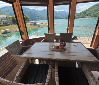 Herzegovina-Neretva Canton House | Casa Del Lago