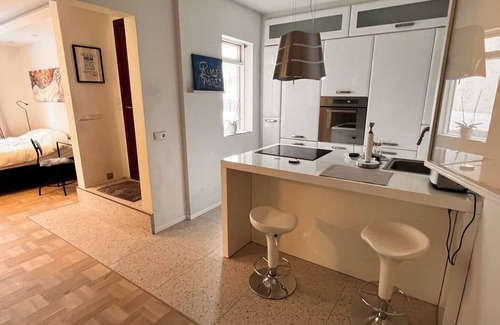 Heimar House | Casa Disa, Apartment, a Boutique Guesthouse in family friendly Laugardalur Park