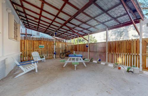 Caye Caulker Hotel | Casa DV Suites