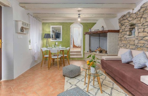 Nova Vas House | Casa Dvi Mendule, small rustic holiday home set in a village close to Novigrad