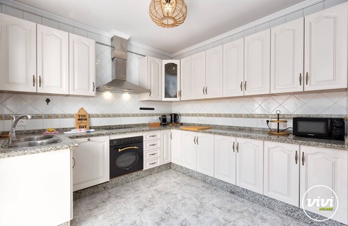 Fuengirola Ski Chalet | Casa Elola | With terrace in Fuengirola