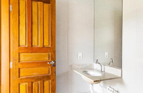 Morada da Praia House | Casa em Bertioga no Cond Morada da Praia com piscina