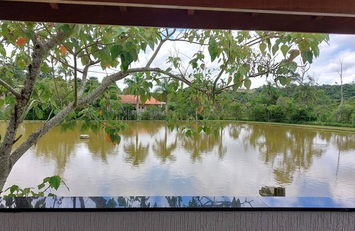Sao Roque Ski Chalet | Casa em Frente a um Lago, Próximo a Rota do Vinho em São Roque - SP