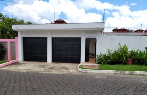 Managua House | Casa Entera con Alberca en las Colinas Managua, Apta Para Familias