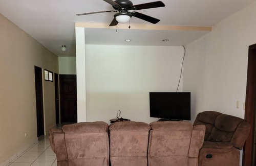 Managua House | Casa Entera con Alberca en las Colinas Managua, Apta Para Familias