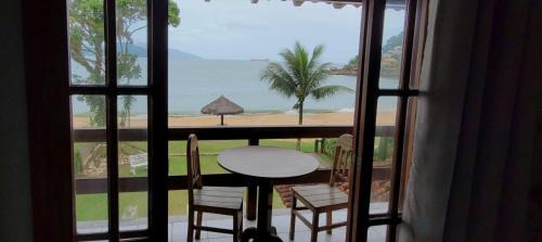 Mangaratiba House | Casa espaçosa pé na areia