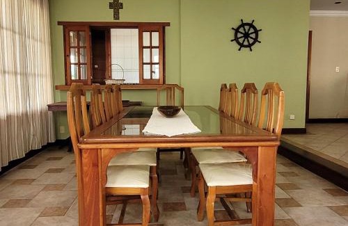 Mangaratiba House | Casa espaçosa pé na areia