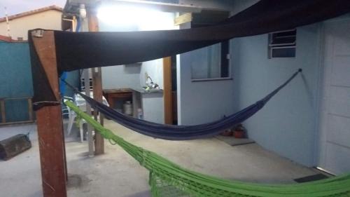 Peruibe House | Casa familiar quarto, cozinha, banheiro e piscina a praia está a 700 metros