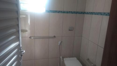 Peruibe House | Casa familiar quarto, cozinha, banheiro e piscina a praia está a 700 metros
