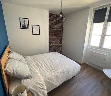 Brive-la-Gaillarde Apartment | Casa Faro -T2 -Hyper Centre Brive -Rue Commerçante