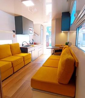 Vigo Boat Rental | Casa Flotante en el Puerto de Vigo - Different Charter