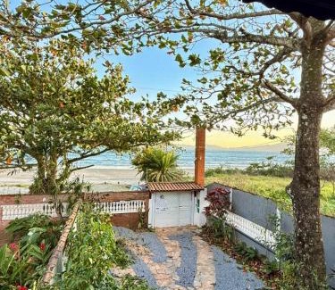 Centro House | Casa frente ao mar/pé na areia no Indaiá até 18 pessoas