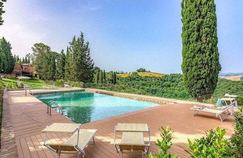Asciano House | Casa Giobatta B: A characteristic and welcoming two-story age-old farm house surrounded by the greenery, with Free WI-FI.
