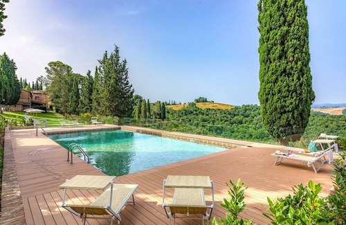 Asciano House | Casa Giobatta N: An elegant and welcoming apartment surrounded by the greenery, with Free WI-FI.