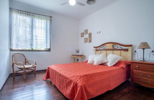 Jardim Virginia House | Casa grande e iluminada com piscina no Guarujá