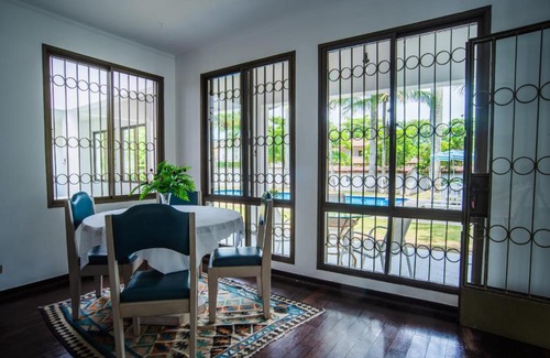 Jardim Virginia House | Casa grande e iluminada com piscina no Guarujá