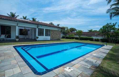 Jardim Virginia House | Casa grande e iluminada com piscina no Guarujá