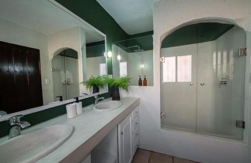 Cuernavaca House | Casa Haru, Hermosa casa con alberca y caldera, jardín, asador y tombling, capacidad para 14 personas, 5 recámaras, 8 camas, 5 baños
