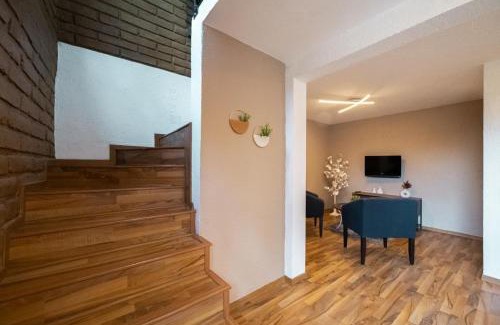 Cuernavaca House | Casa Haru, Hermosa casa con alberca y caldera, jardín, asador y tombling, capacidad para 14 personas, 5 recámaras, 8 camas, 5 baños