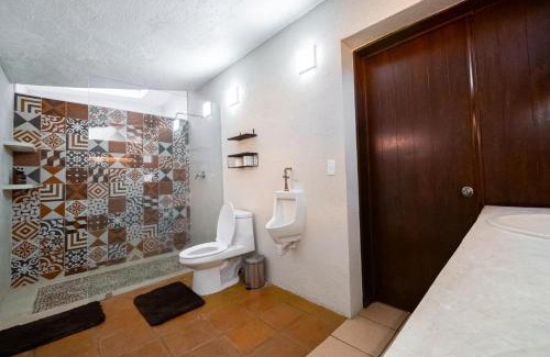 Cuernavaca House | Casa Haru, Hermosa casa con alberca y caldera, jardín, asador y tombling, capacidad para 14 personas, 5 recámaras, 8 camas, 5 baños