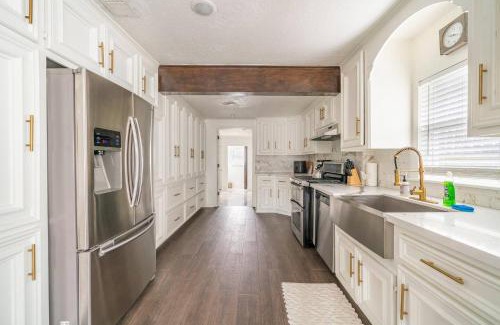 Greater Heights House | Casa Hosum - 7 mins Downtown Sleeps 9 King Bed Fenced Yard