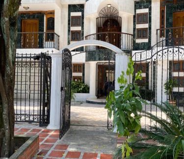 Cali Hotel | Casa Hotel Impacto