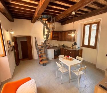 Scopoli Apartment | Casa in Umbria - nella Valle del Menotre vicino Rasiglia, Foligno, Assisi,Perugia