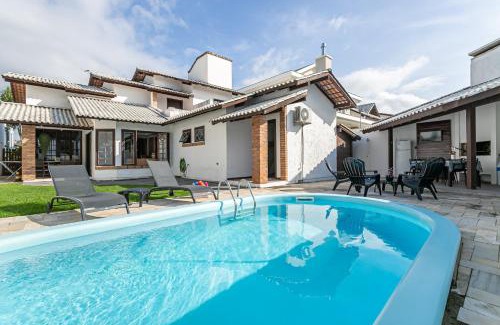 Jurere Internacional House | Casa Jurerê Internacional | 3 quartos | piscina | churrasqueira | 300m do mar.