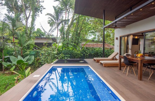 Cahuita House | Casa Kanani AC & Garden 10 Min Walk to Playa Negra