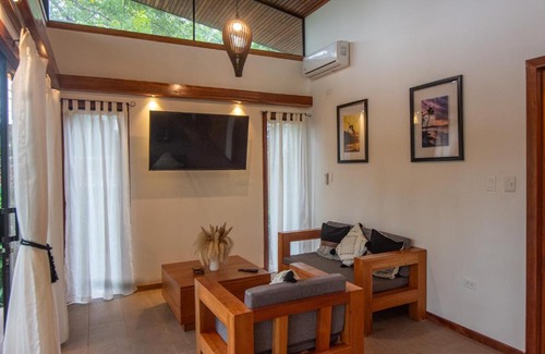 Cahuita House | Casa Kanani AC & Garden 10 Min Walk to Playa Negra