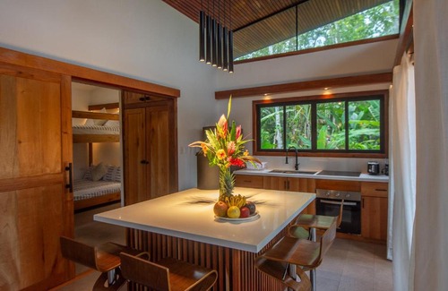 Cahuita House | Casa Kanani AC & Garden 10 Min Walk to Playa Negra