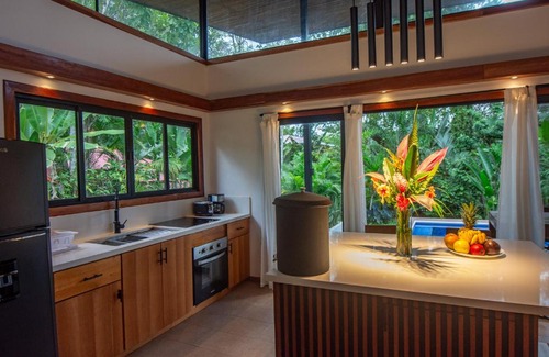 Cahuita House | Casa Kanani AC & Garden 10 Min Walk to Playa Negra