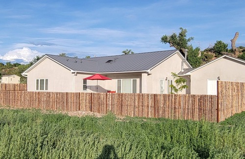 La Cienaga House | Casa La Capilla: Rural Creekside Retreat near SF