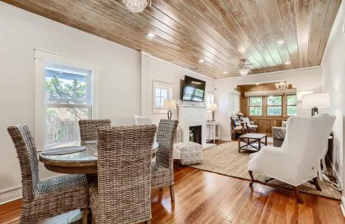 Flamingo Parks House | Casa las Flores - Stroll to Arts District from Cozy West Palm Cottage