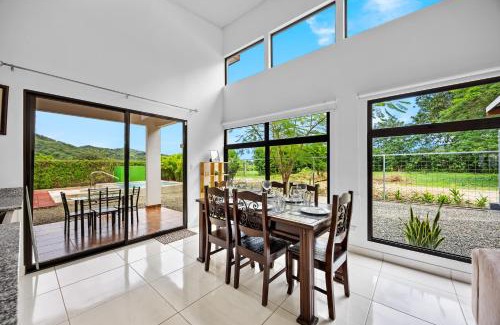 Veintisiete de Abril House | Casa Las Mariposas Fantastic Home With Nature Views & Private Pool