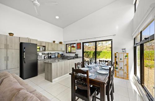 Veintisiete de Abril House | Casa Las Mariposas Fantastic Home With Nature Views & Private Pool