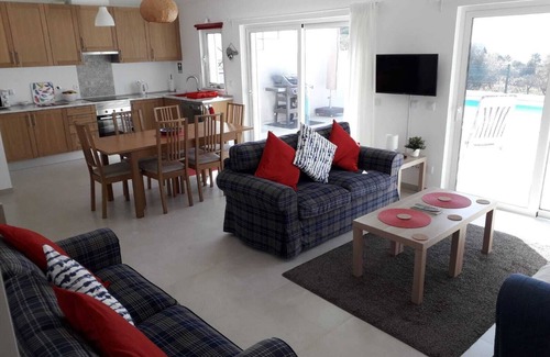 Salema Villa | Casa Lema - New Villa & Pool with sea view. Only 8 minutes walk to Salema Beach.