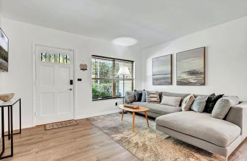 Little Havana Villa | Casa Linda Gated 3 bed 2 bath by the River 1810