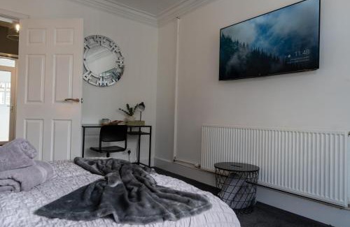 Wolverhampton Apartment | Casa Lobo's Beautiful Suites Apartment 1 free offroad parking