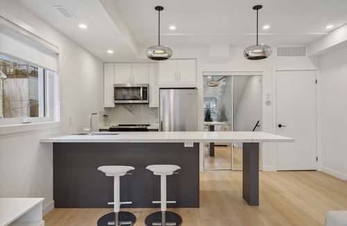 Midtown Toronto Apartment | Casa Loma 2 Storey + 2 Bdrm Loft UofT and Yorville