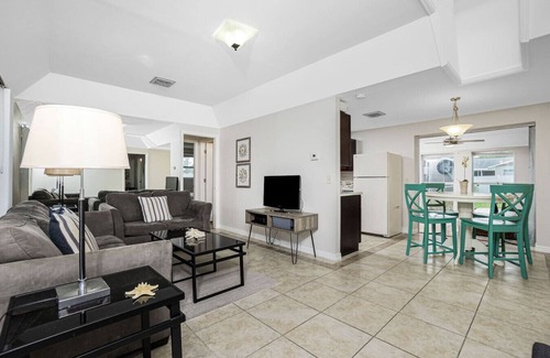 Englewood South Apartment | Casa Loma-Close to the Beaches