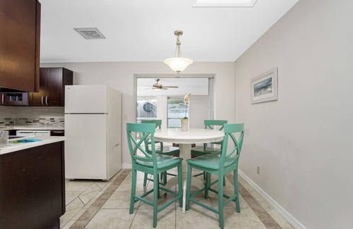 Englewood South Apartment | Casa Loma-Close to the Beaches